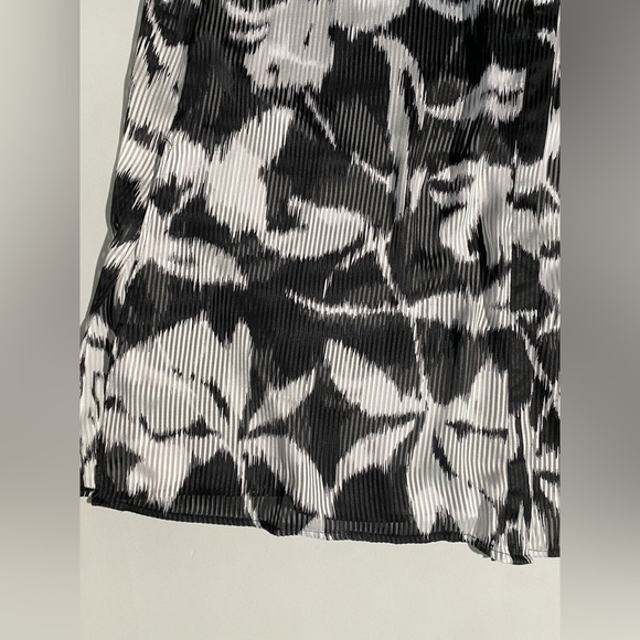 NEW Plus Size 2X Slim Factor Investments Ikat Floral Collar Button Front $99 - Picture 3 of 12